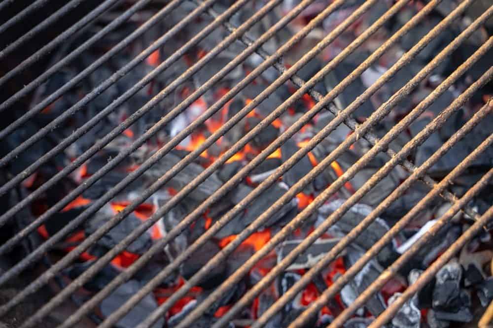 https://www.madbackyard.com/wp-content/uploads/2020/12/other-grill-grates-with-rust-covering-them-e1607453931166.jpg