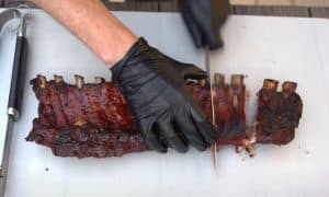 slicing 3-2-1 traeger smoked ribs