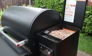 traeger ironwood 885 full hopper of wood pellets