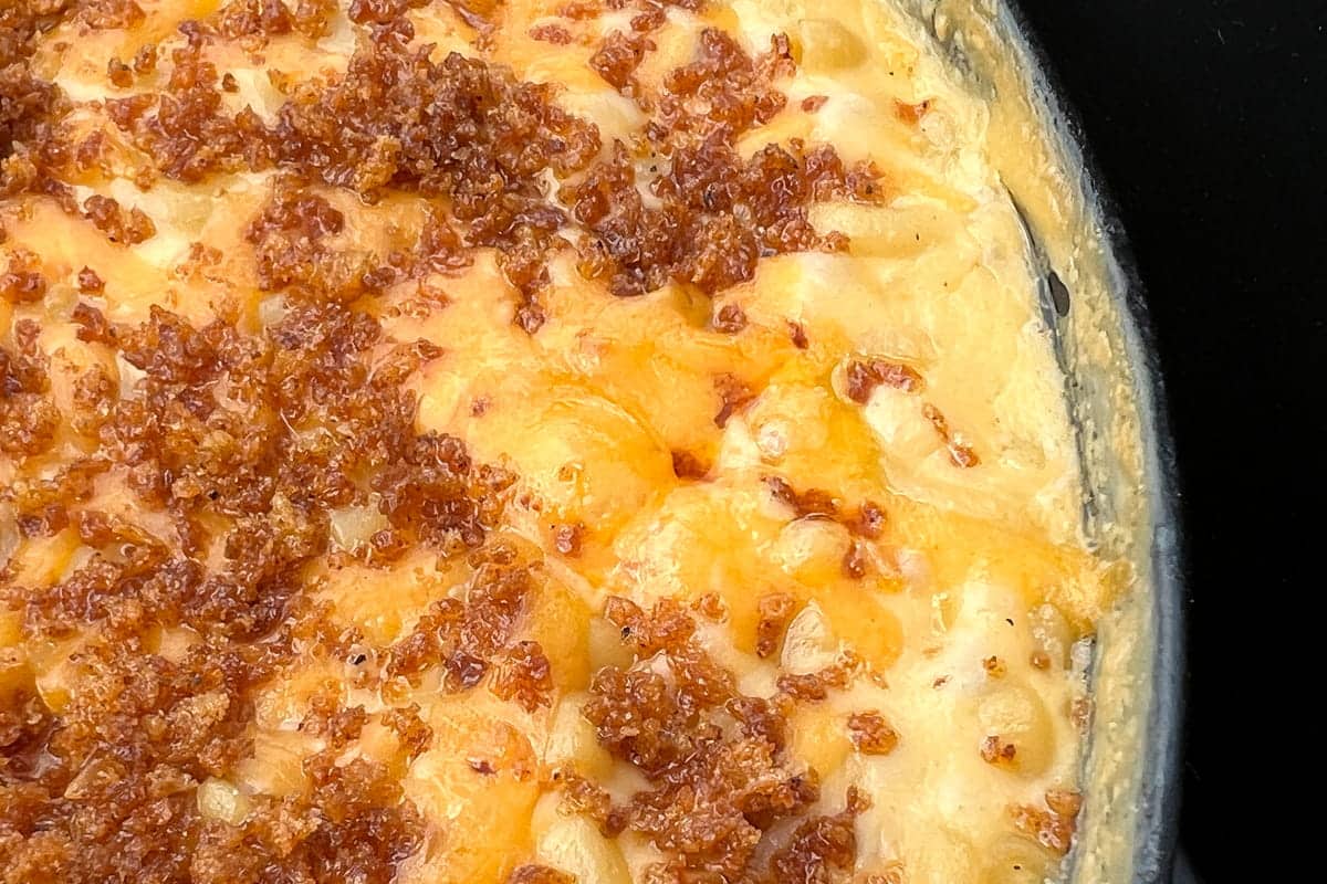 close up of the Panko topping and cheese on mac and cheese