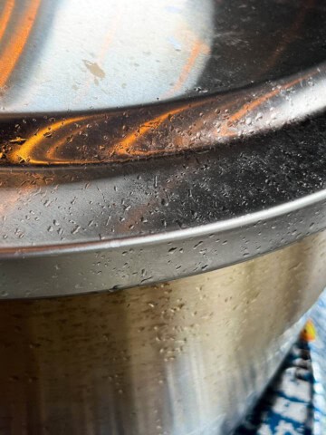 a solo stove with lid with raindrops on it